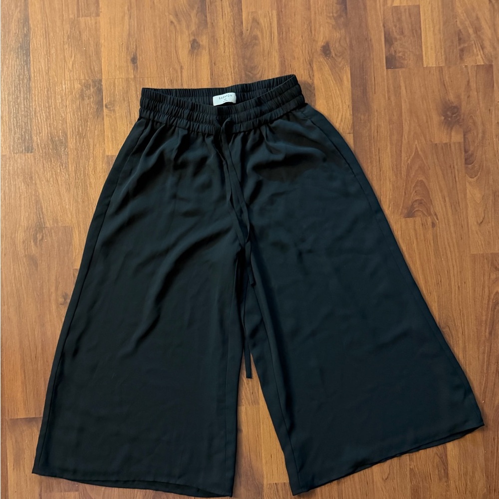 Aritzia Black Wide-Leg Capris